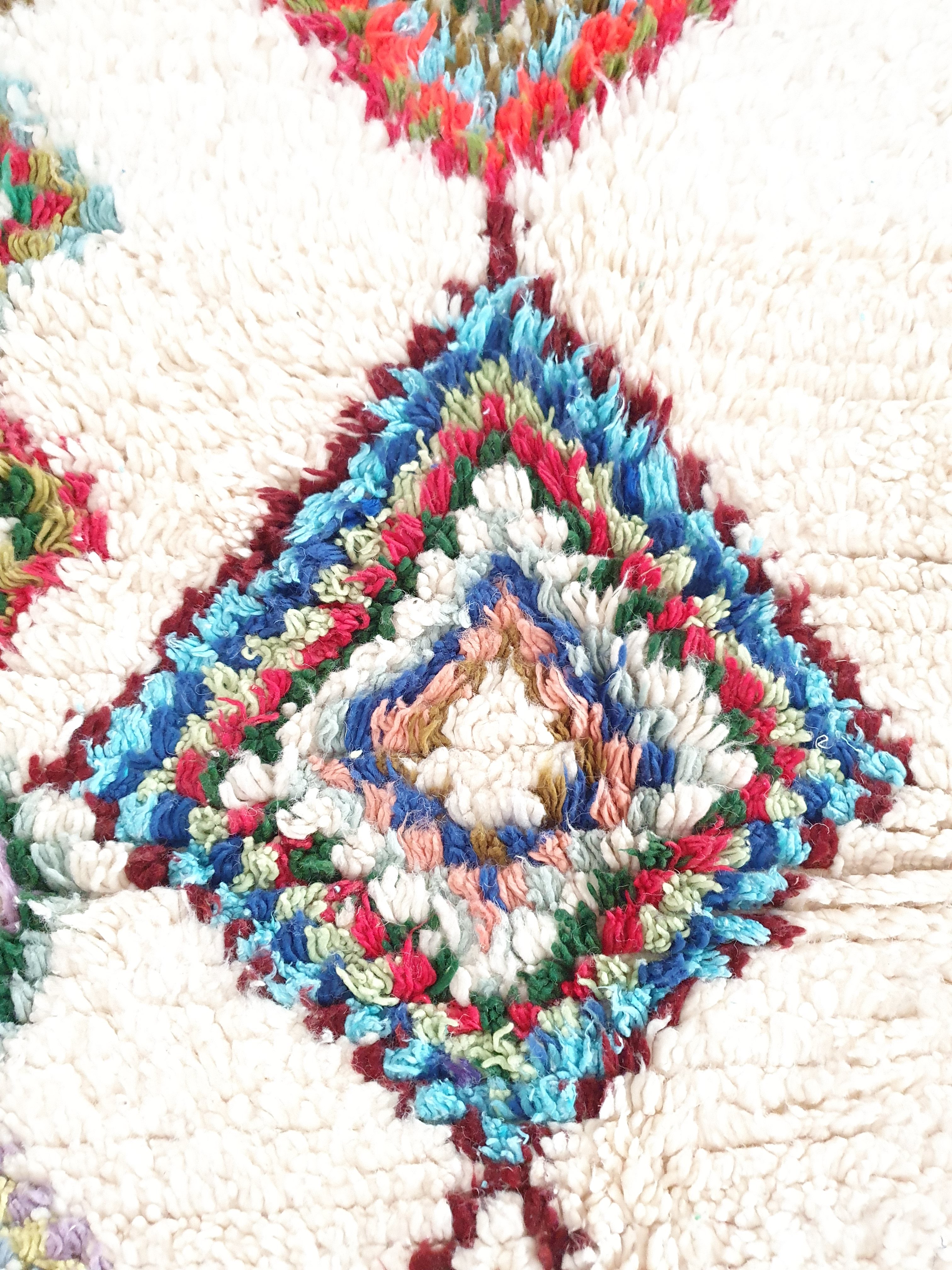 Tapis du Maroc en laine blanc cassé et motifs berbères