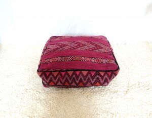Pouf réalisé à la main à partir d'un tapis berbère marocain vintage