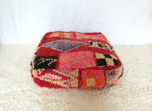 Pouf berbère marocain fait maon à partir d'un tapis vintage