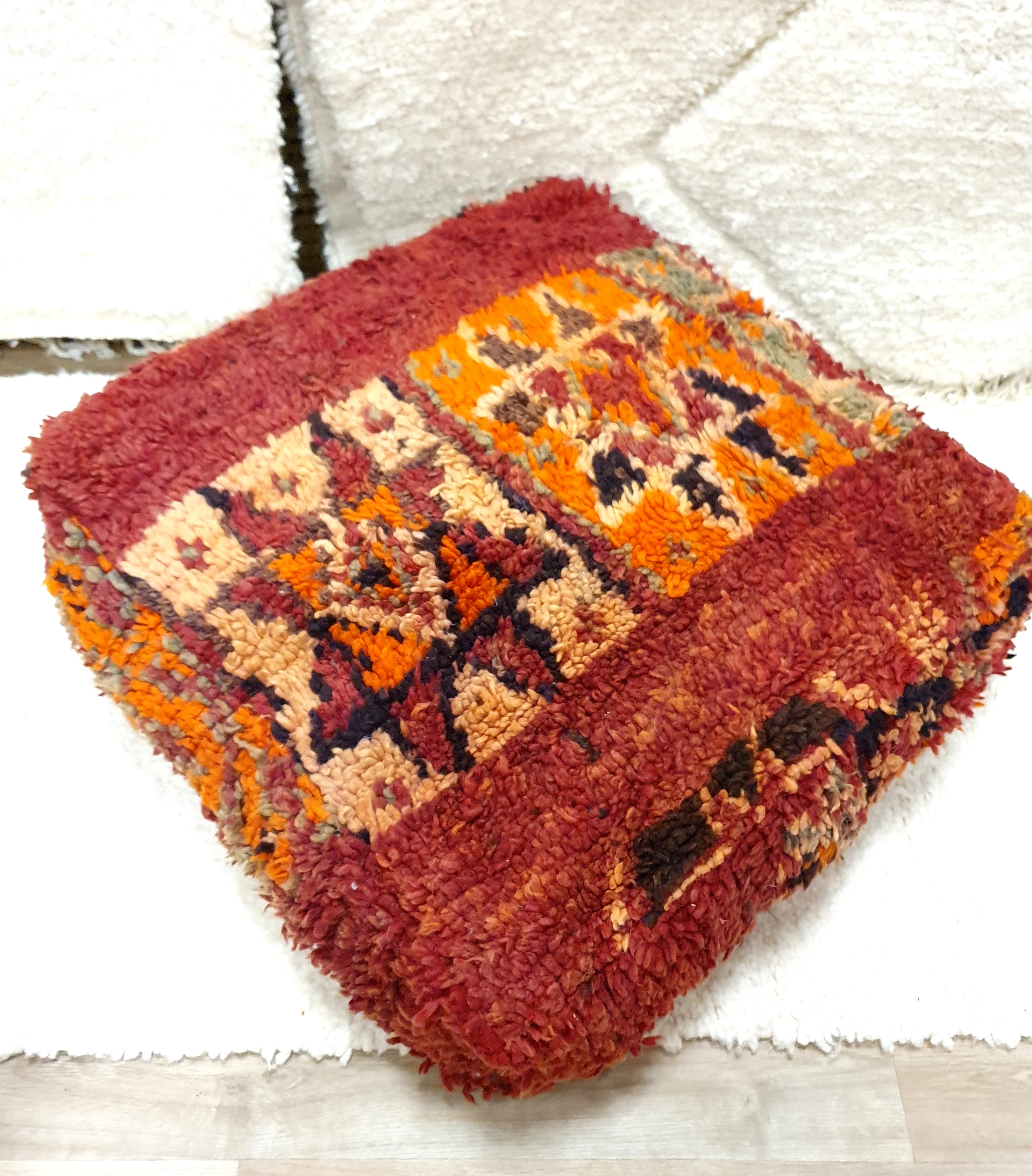 Pour marocain en pure laine fait main à partir d'un tapis vintage