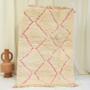 tapis Berbère Marocain en pure laine motifs roses sur fond blanc cassé