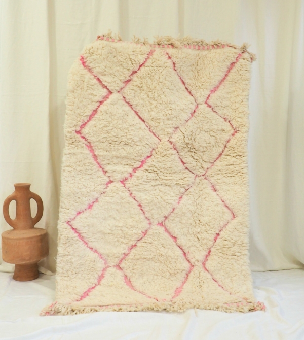 tapis Berbère Marocain en pure laine motifs roses sur fond blanc cassé