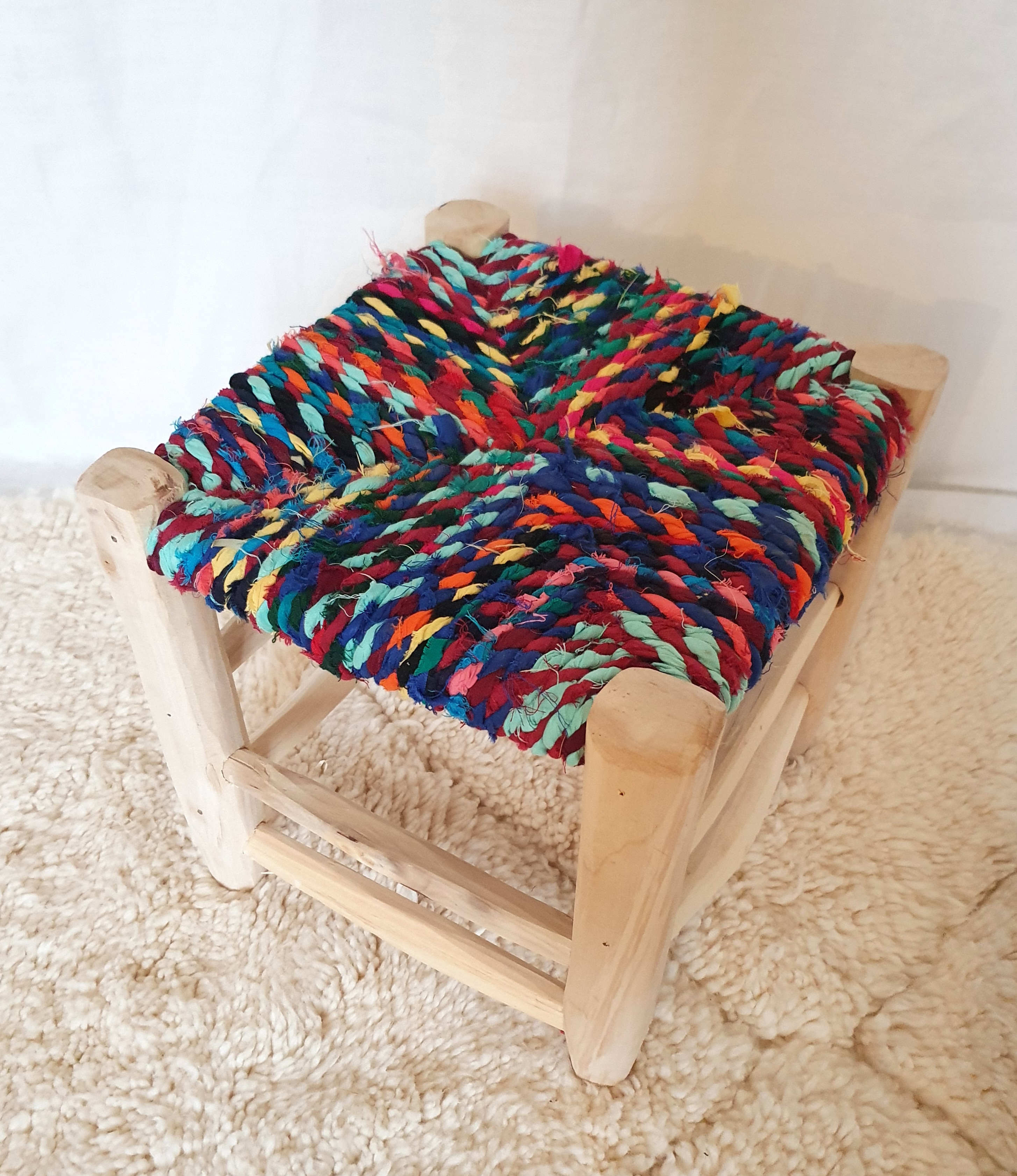 Tabouret traditionnel artisanal Marocain en bois et tissus multicolores