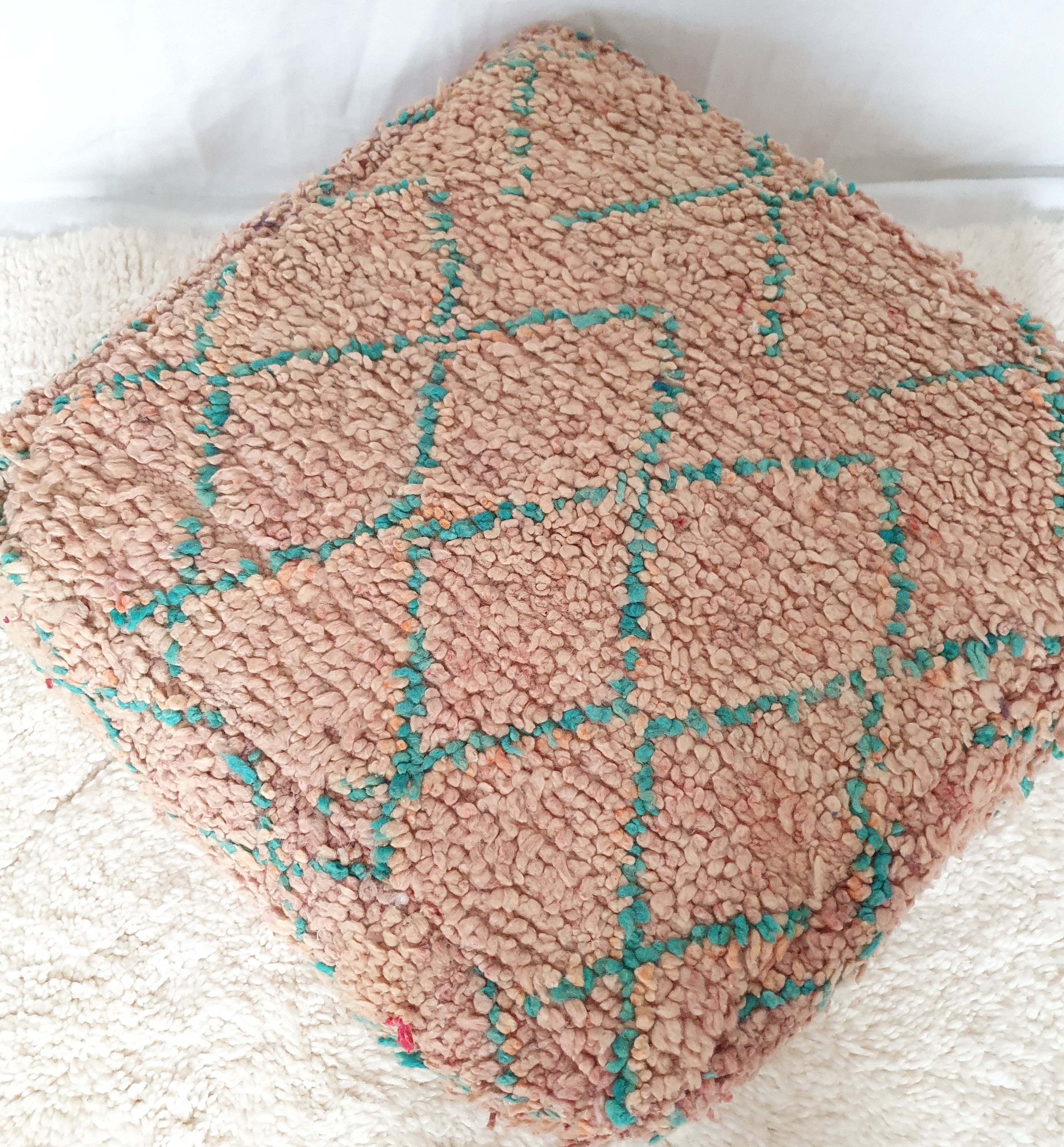 Pouf en laineréalisé à la main à partir d'un tapis ancien