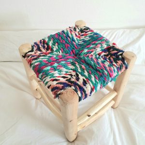 Tabouret berbere Marocain artisanal en bois et chutes de tissus colorés