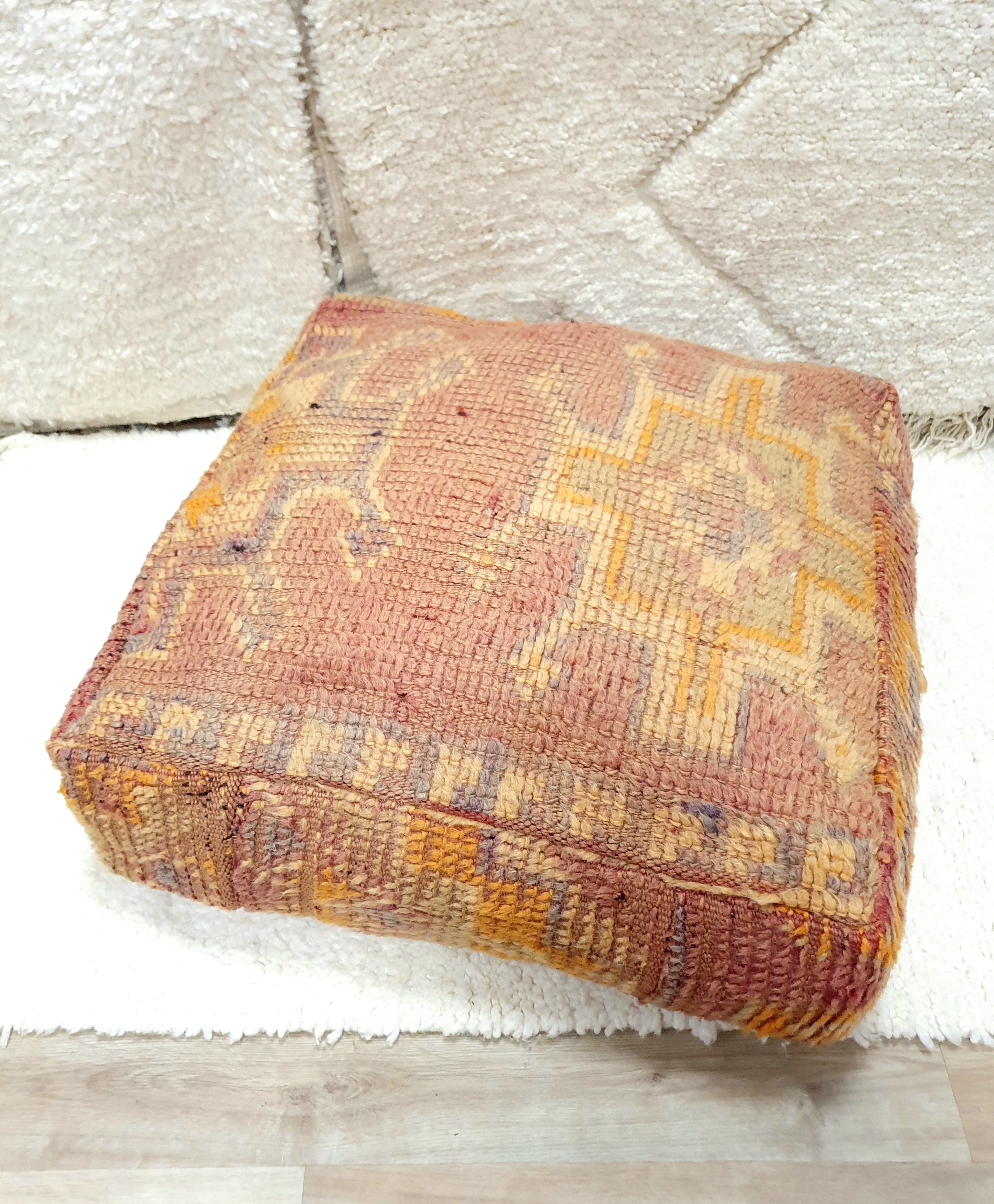 Pouf berbere Marocain fait main en pure laine à partir d'un tapis vintage