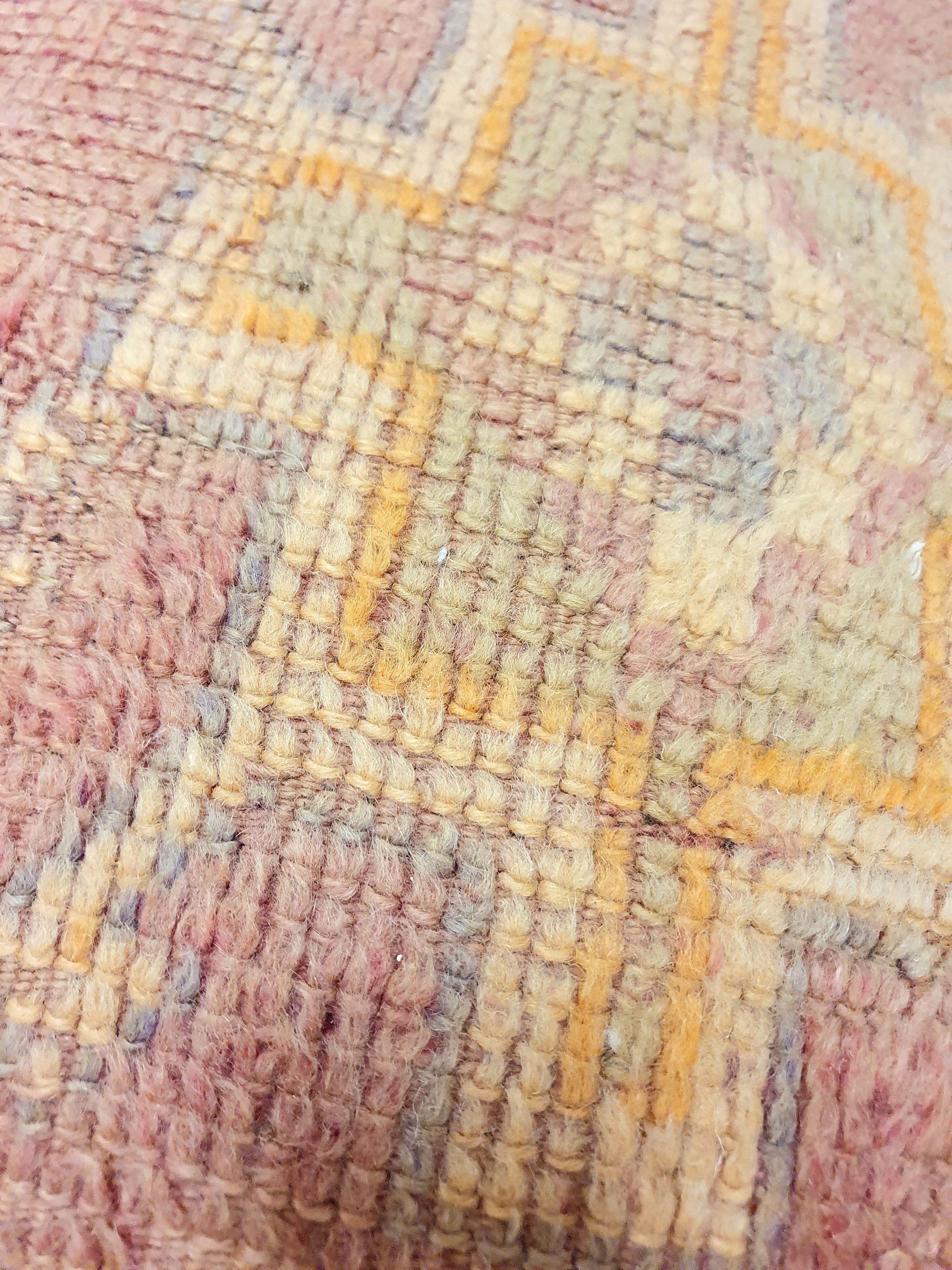 Pouf en laine rose avec motifs du Maroc