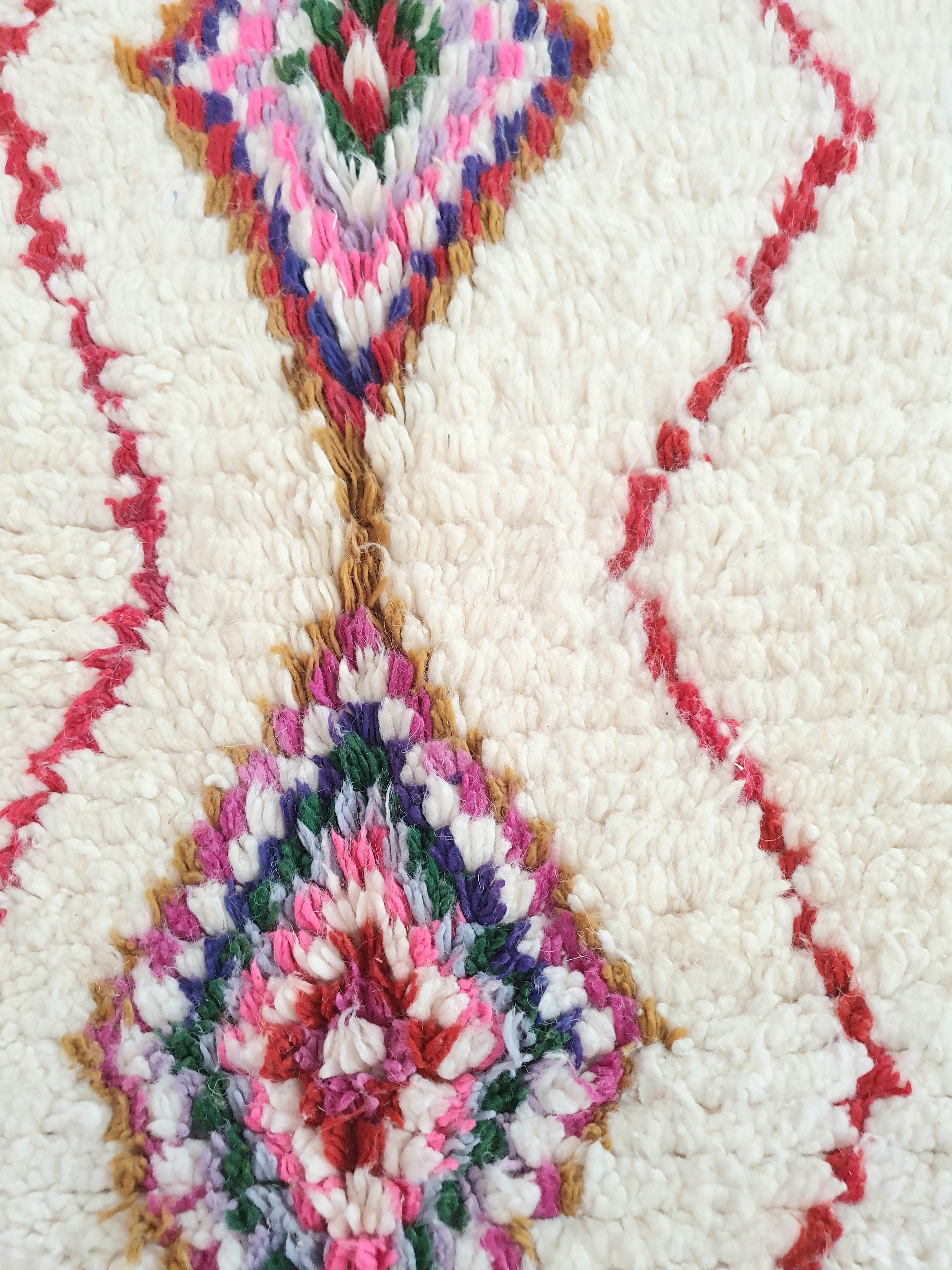 Vrai tapis berbere Marocain blanc cassé avec motifs aux couleurs vives