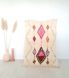 Tapis artisanal berbère Marocain en pure laine, écru avec motifs de couleurs vives