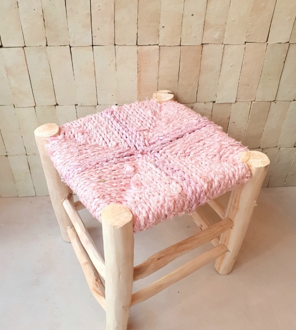 Tabouret artisanal coloré en tissu et bois réalisé au Maroc