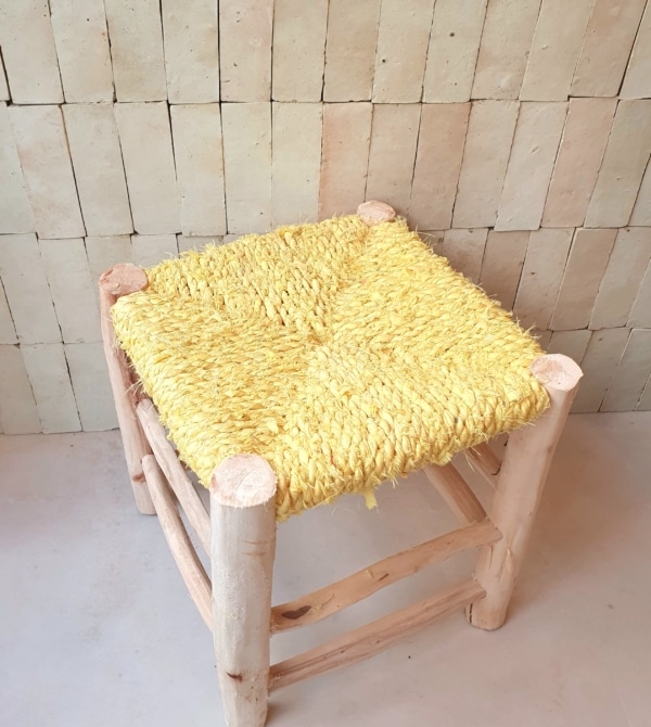 Tabouret artisanal coloré en tissu et bois réalisé au Maroc