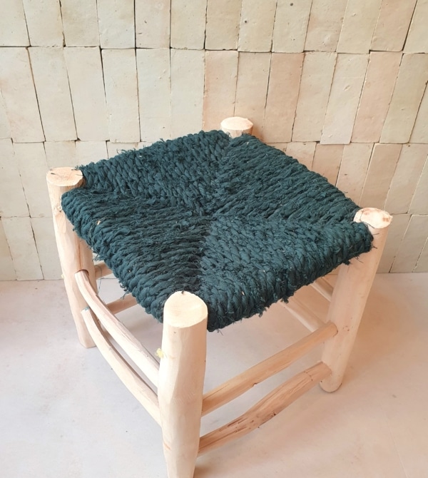 Tabouret artisanal coloré en tissu et bois réalisé au Maroc