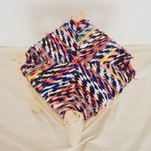 Tabouret traditionnel fait main au Maroc avec assise multicolore en tissus