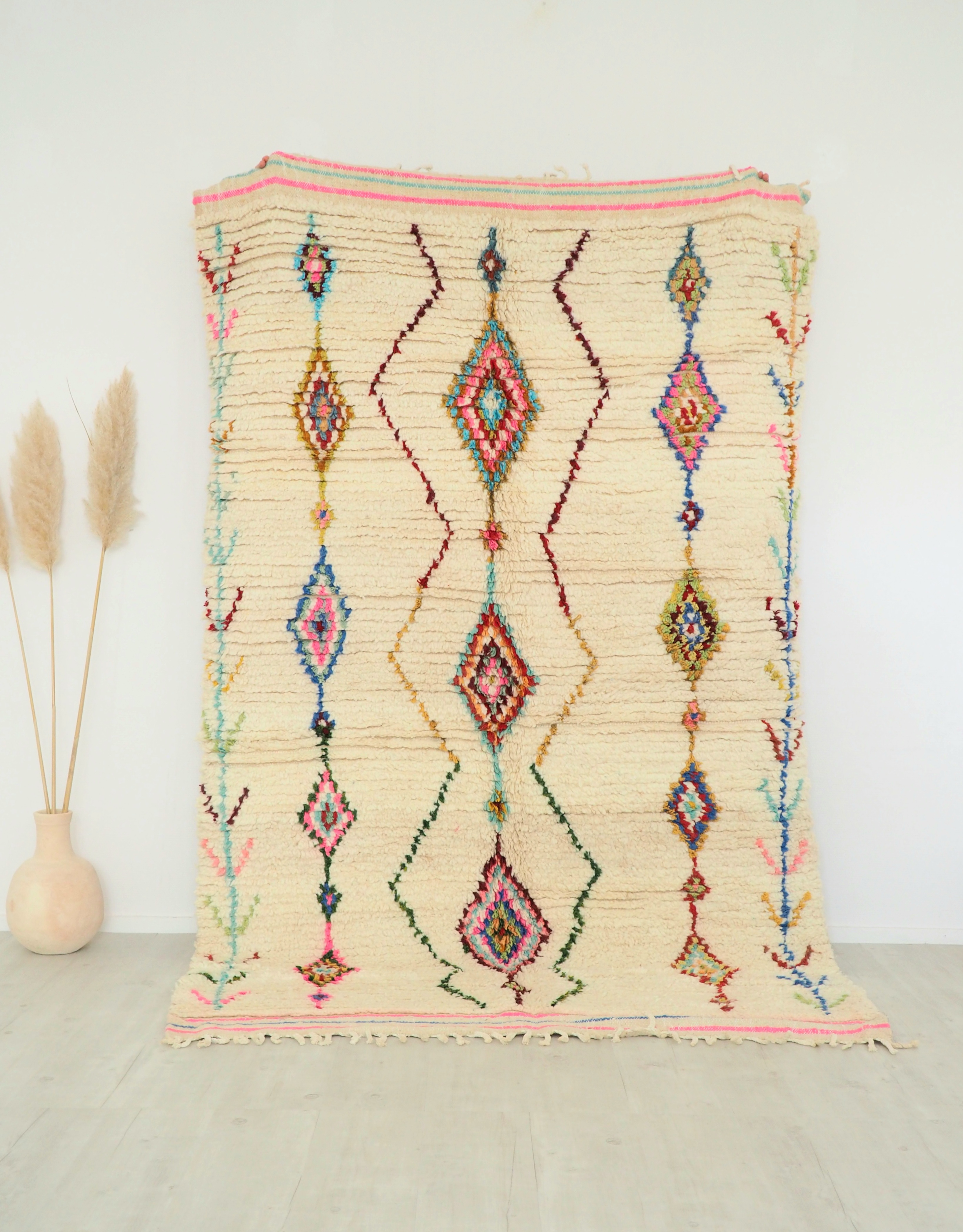 Tapis berbère fait main au Maroc en pure laine, fond écru et motifs de couleurs vives