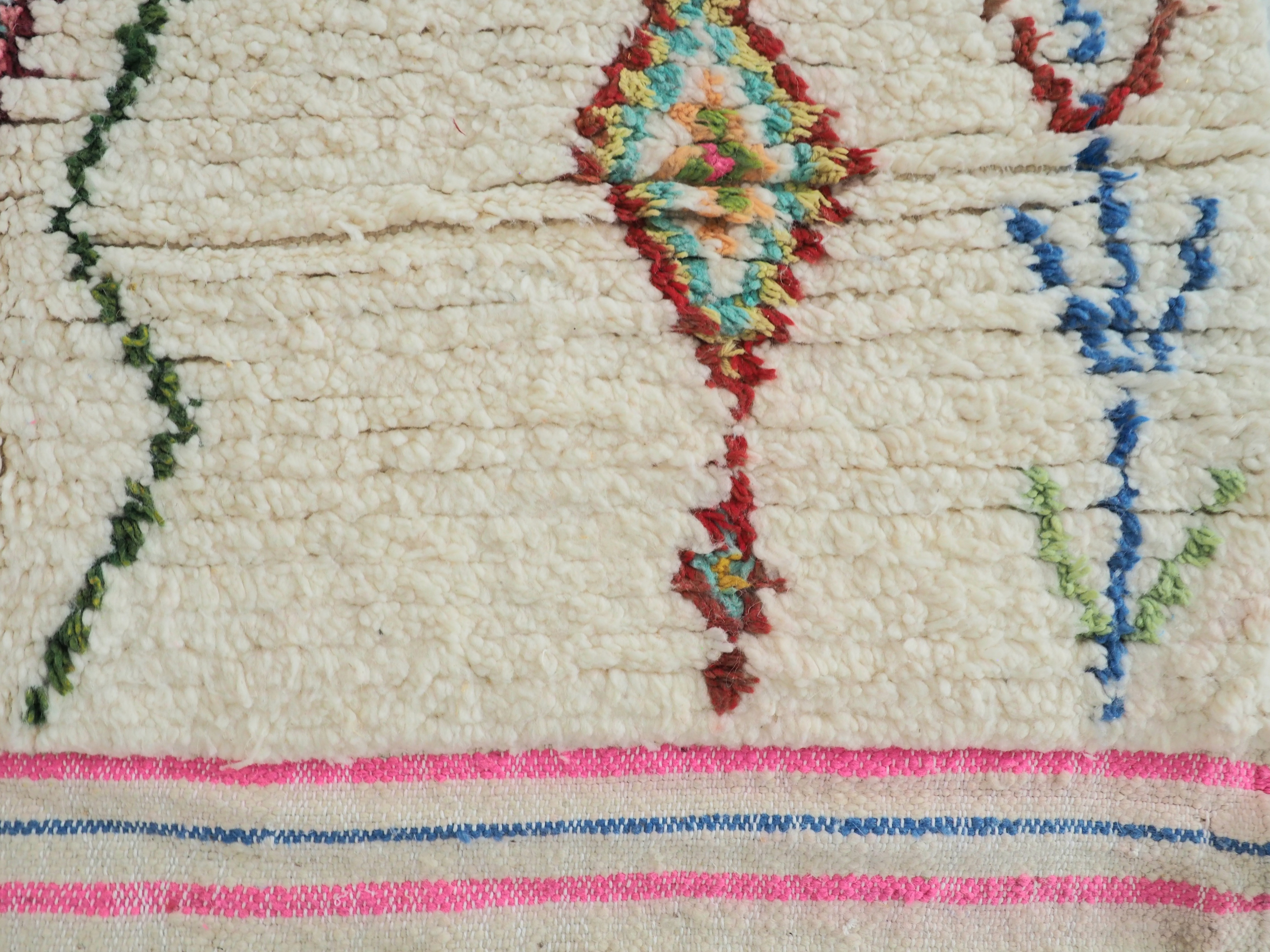 Tapis 100% pure laine fait main au Maroc aux motifs berbère colorés