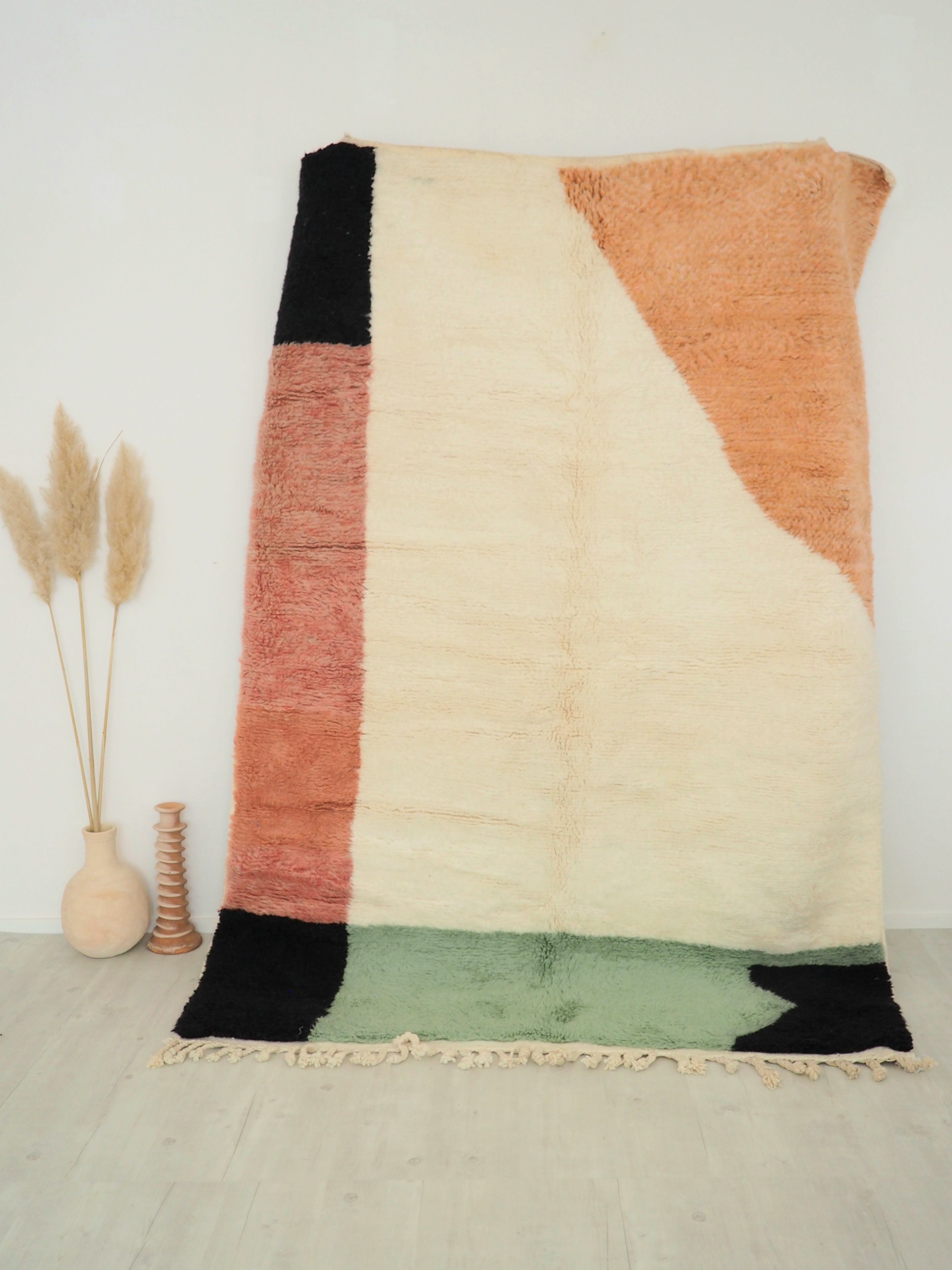 Tapis berbere 100% pure laine réalisé à la main au Maroc, écru avec motifs graphiques colorés
