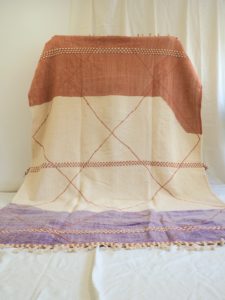 Tapis Berbère Marocain pure laine, tissé main, fond écru et bmocks de couleurs rose et mauve