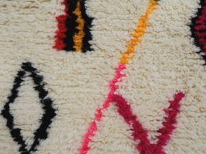 Tapis Berbère épais à la laine fluffy écru et motifs de couleurs vives