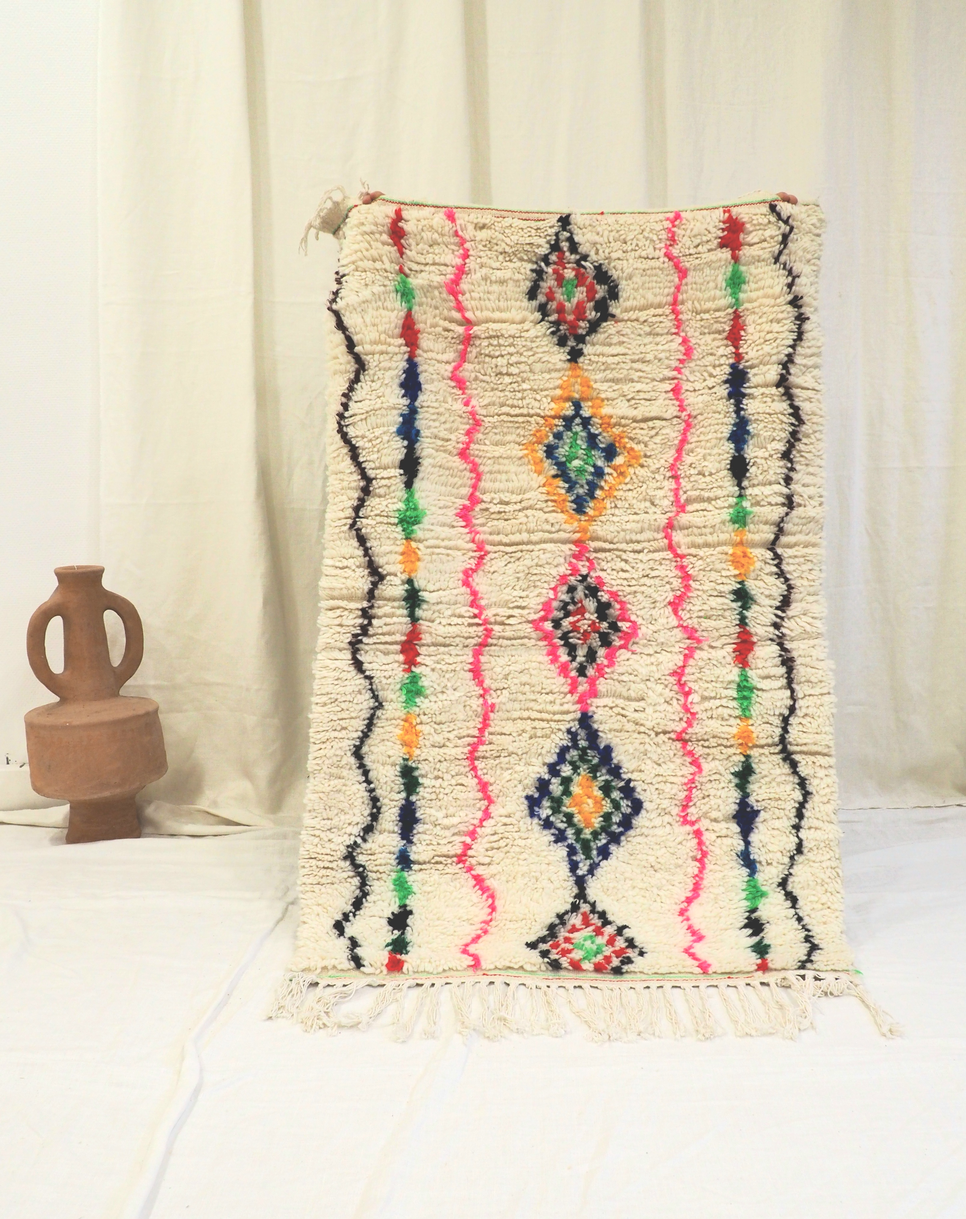Tapis Berbère en pure laine vierge de mouton fait main au Maroc, blanc cassé pois noirs et motifs de couleurs vives