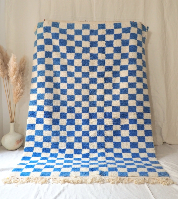 Tapis Berbère pure laine fait main au Maroc motifs carrés bleu vif