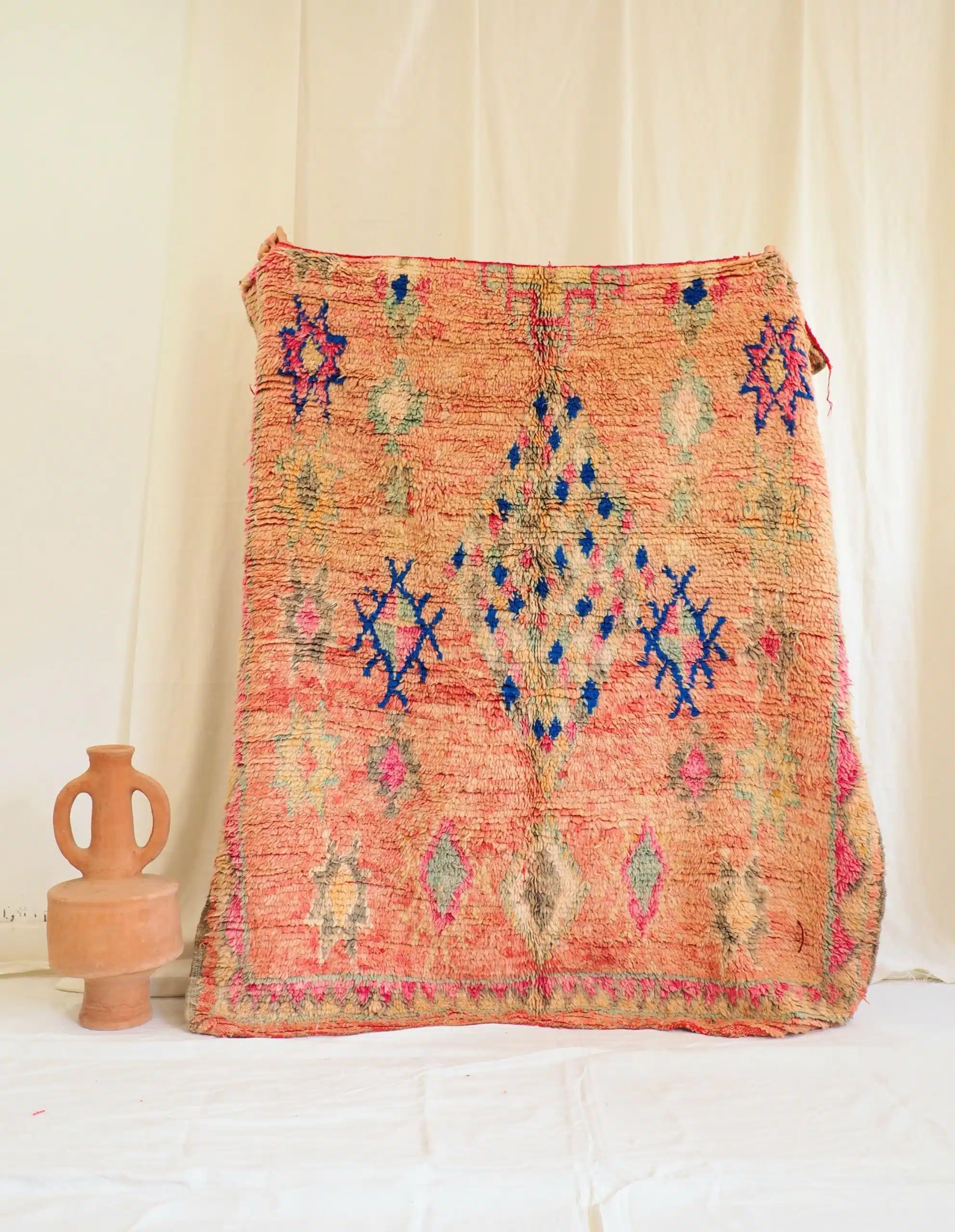 Vrai Tapis Berbère coloré ancien aux tons roses et nude fait main au Maroc
