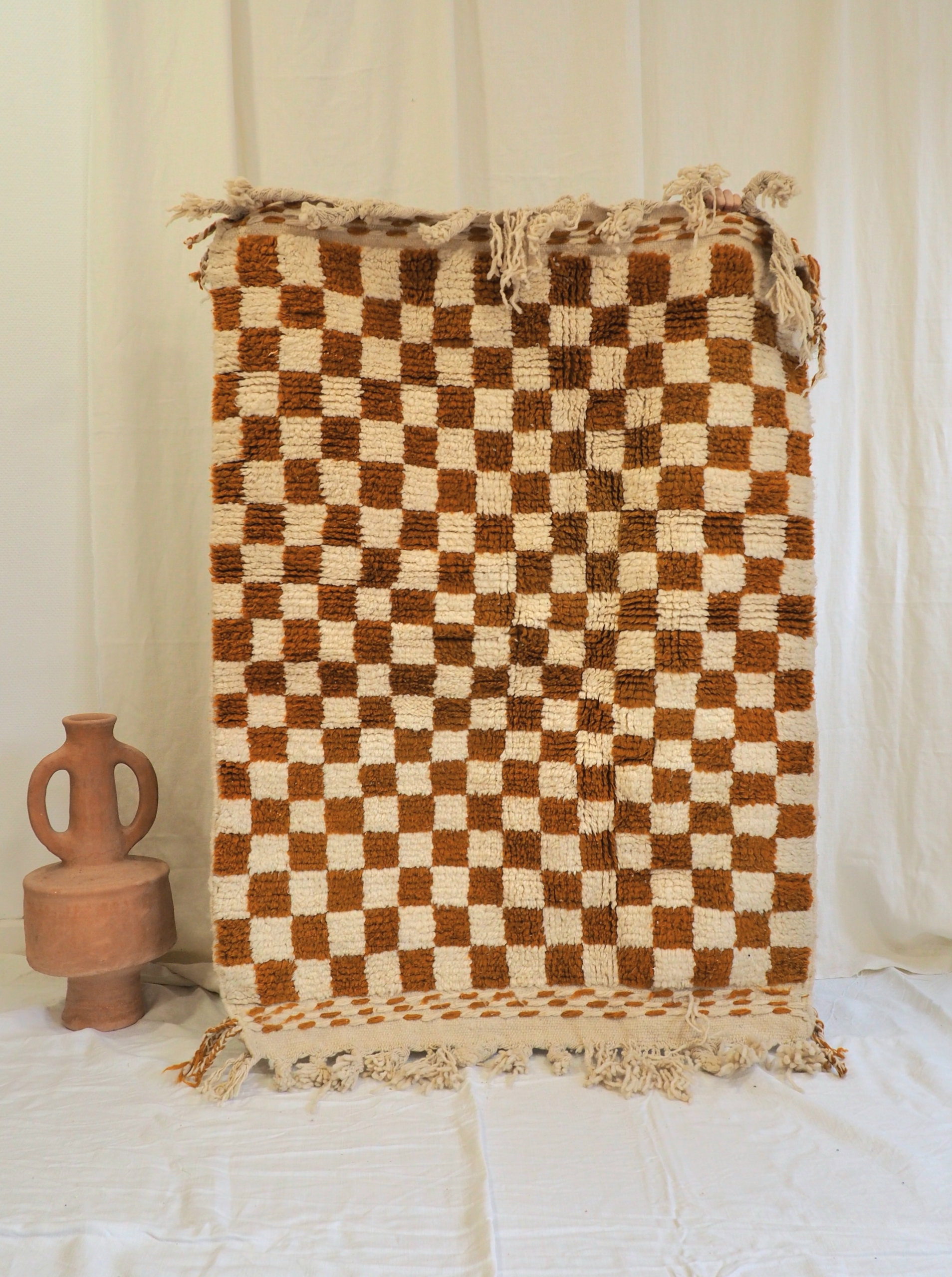 tapis Berbère Marocain en pure laine motifs carrés marron sur fond blanc cassé