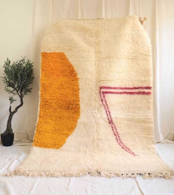 Authentique tapis Berbère en pure laine vierge de mouton fait main au Maroc motifs colorés sur fond blanc cassé