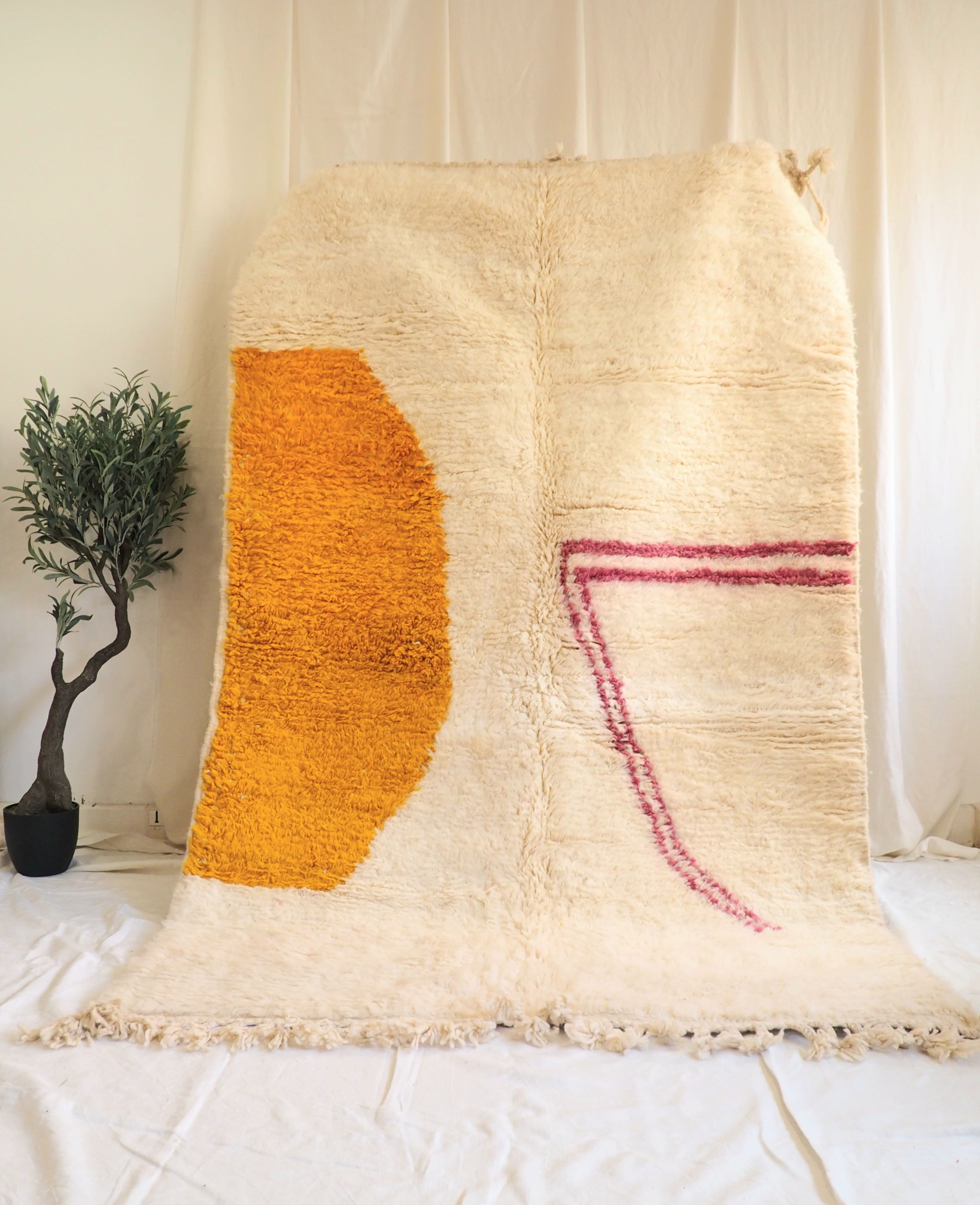 Authentique tapis Berbère en pure laine vierge de mouton fait main au Maroc motifs colorés sur fond blanc cassé
