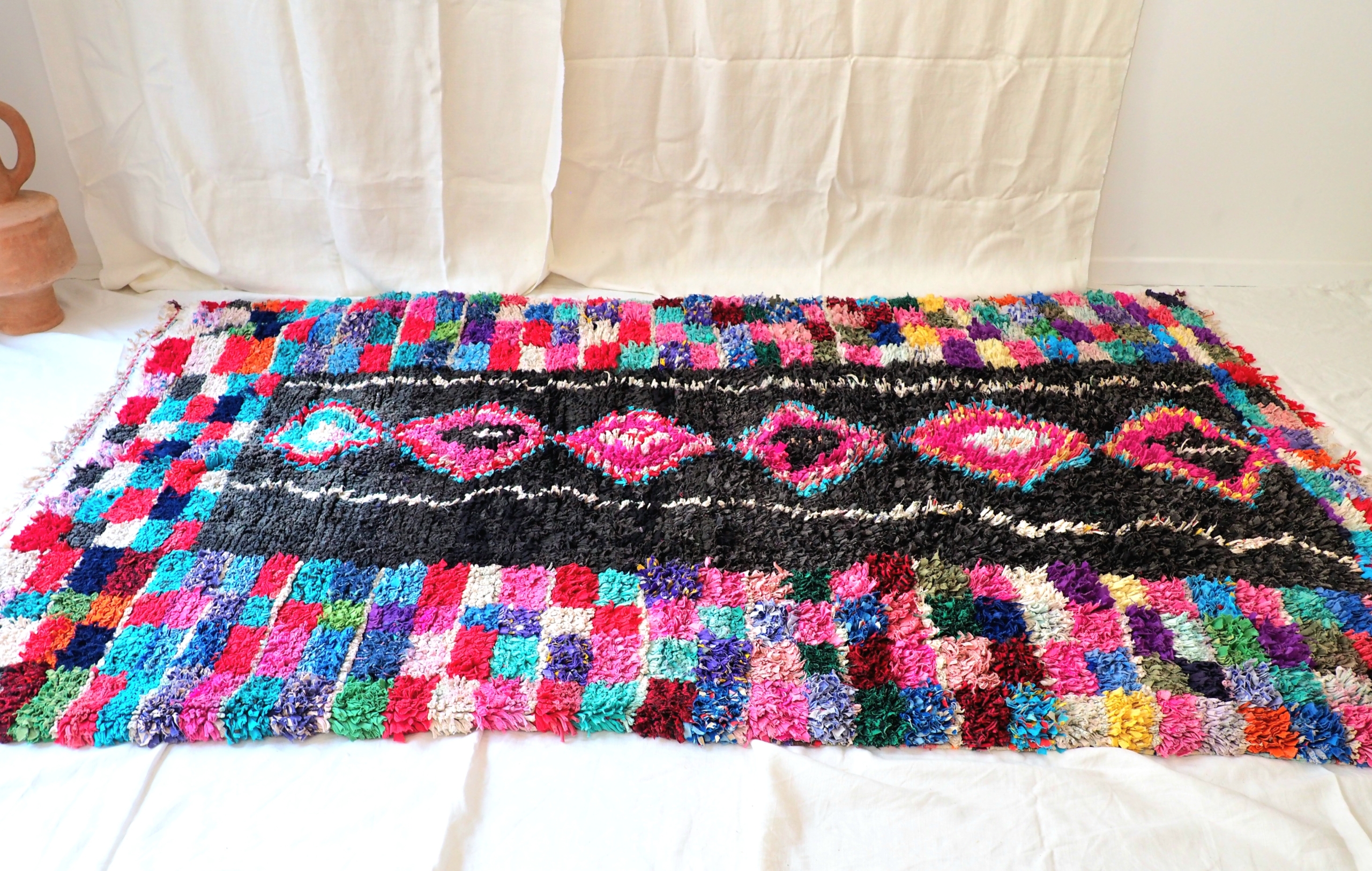 tapis épais coloré fait artisanalement au Maroc de conception ethique et ecologique