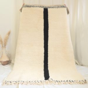 Tapis Berbère Marocain fait main 100% pure laine vierge de mouton blanc cassé et bande noire