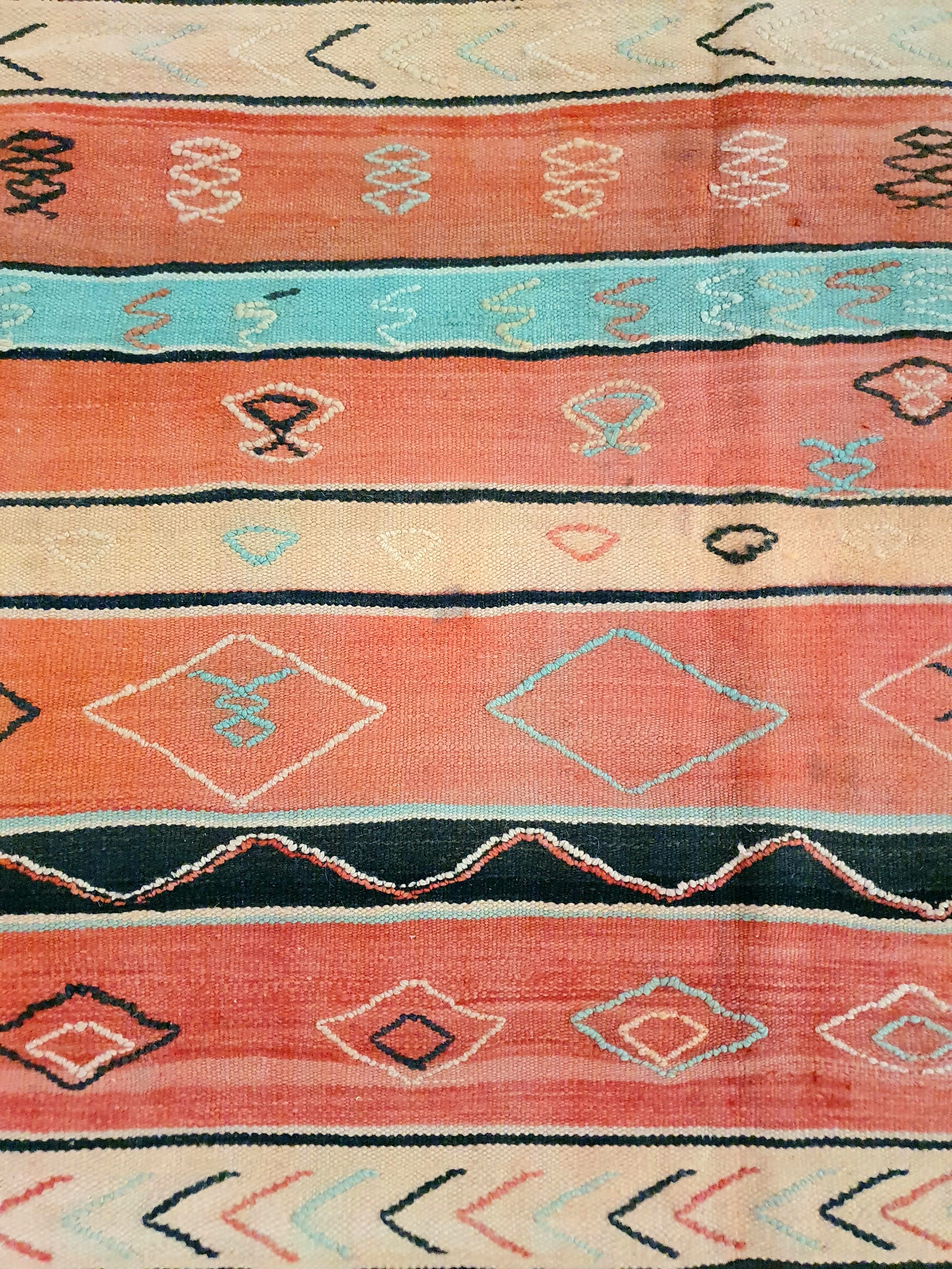 Tapis du Maroc avec motifs colorés