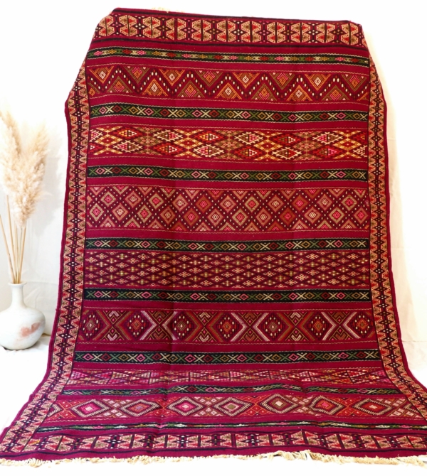 Tapis Amazigh pure laine tissé main dans la vallée du M'zab, typique des maisons Mozabite aux tons rouge bordeaux