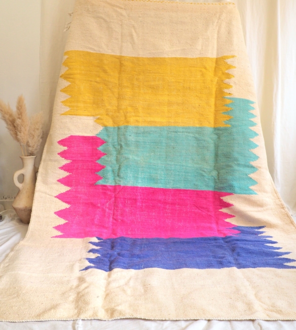 Grand tapis Berbère Marocain coloré fait main en pure laine aux motifs graphiques géométriques de couleurs vives