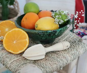 Presse agrumes en bois de citronnier afin de réaliser rapidement tous vos jus d'oranges, pamplemousse, etc...
