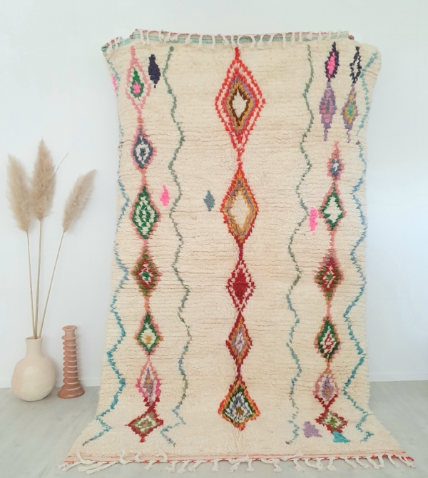 Tapis berbère Marocain en pure laine de mouton écru avec motifs colorés