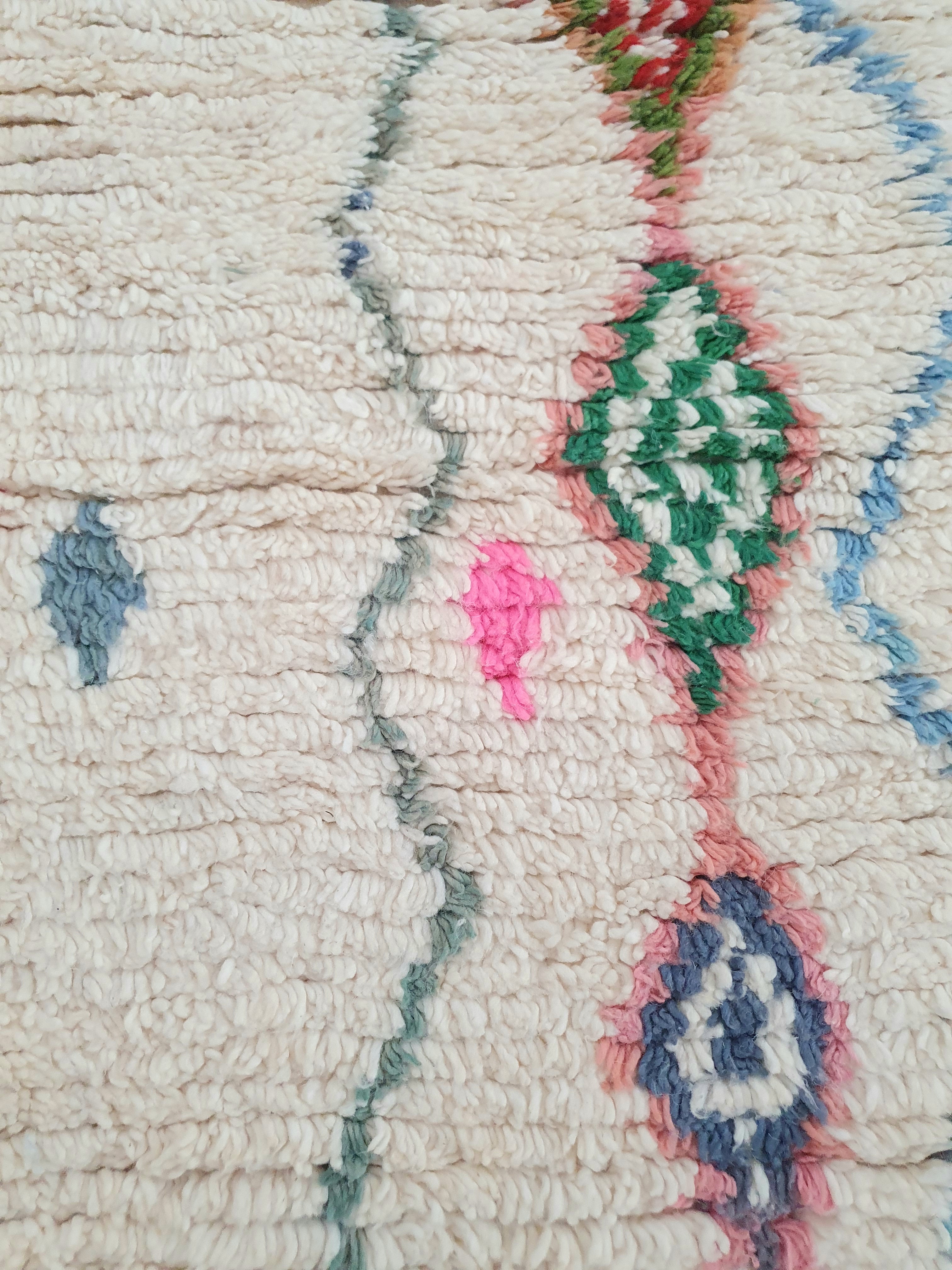 Authentique tapis berbère Marocain fait main écru et motifs multicolores
