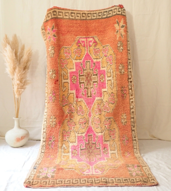 Tapis Berbère Marocains coloré vieux rose et motifs nude 100% pure laine de mouton