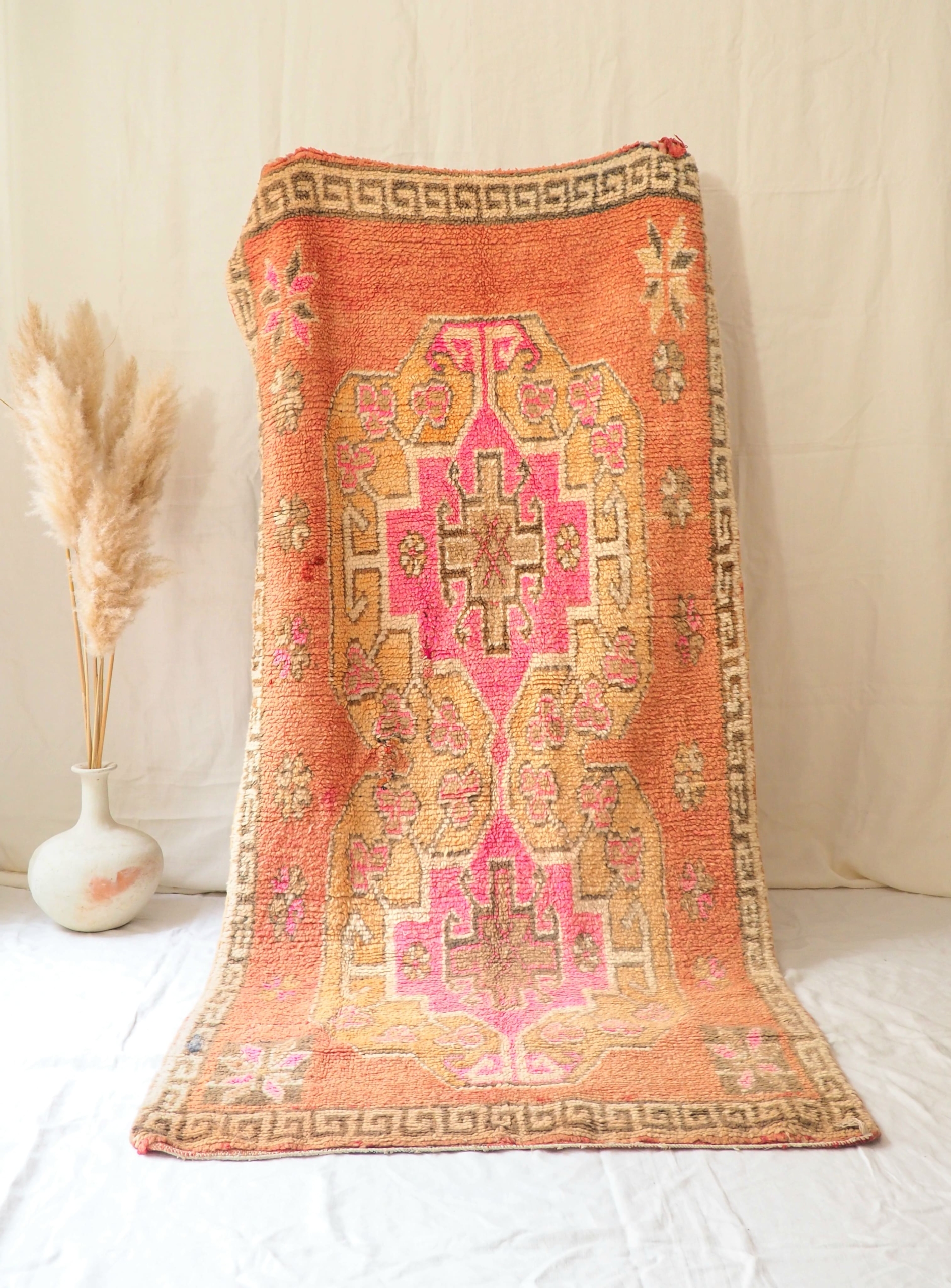 Tapis Berbère Marocains coloré vieux rose et motifs nude 100% pure laine de mouton