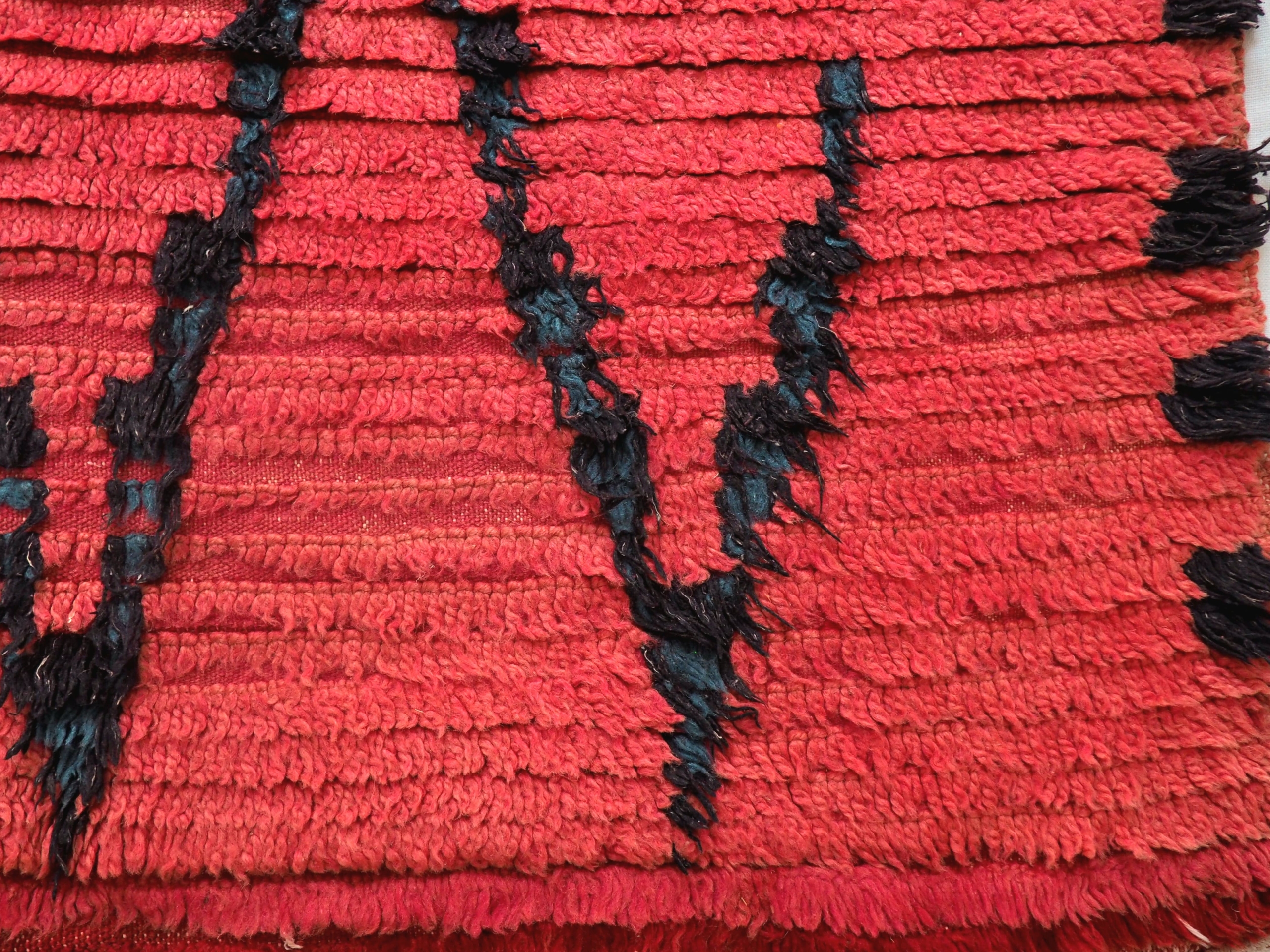 Vrai tapis Marocain ancien Boujaad en laine avec motifs graphiques