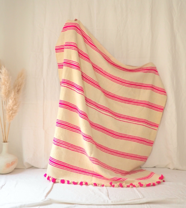couverture haik rose et crème à rayures faite main au Maroc idéale pique nique plaid couvre lit
