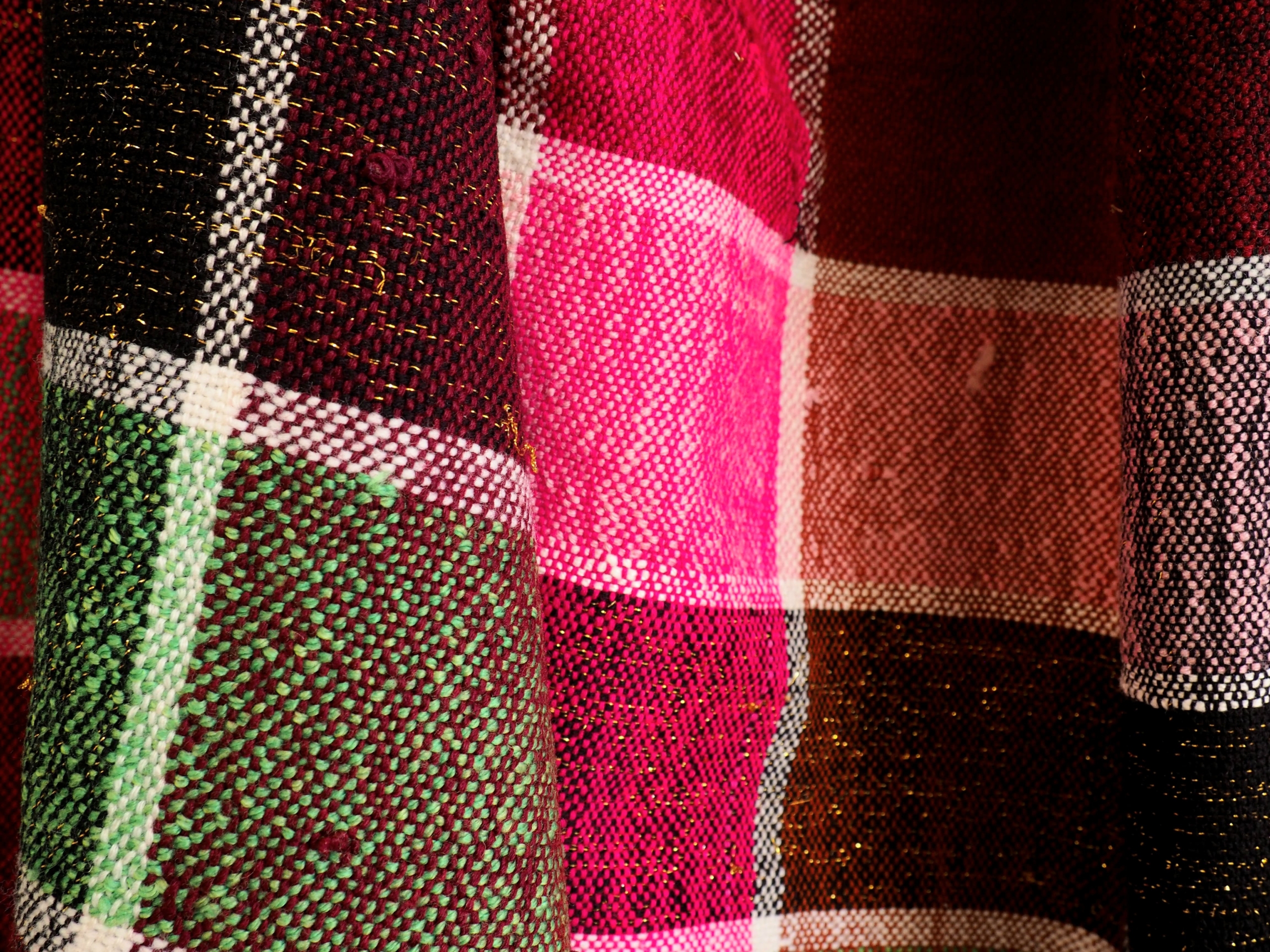 Plaid ou nappe ou rideau fait main au Maroc, très coloré