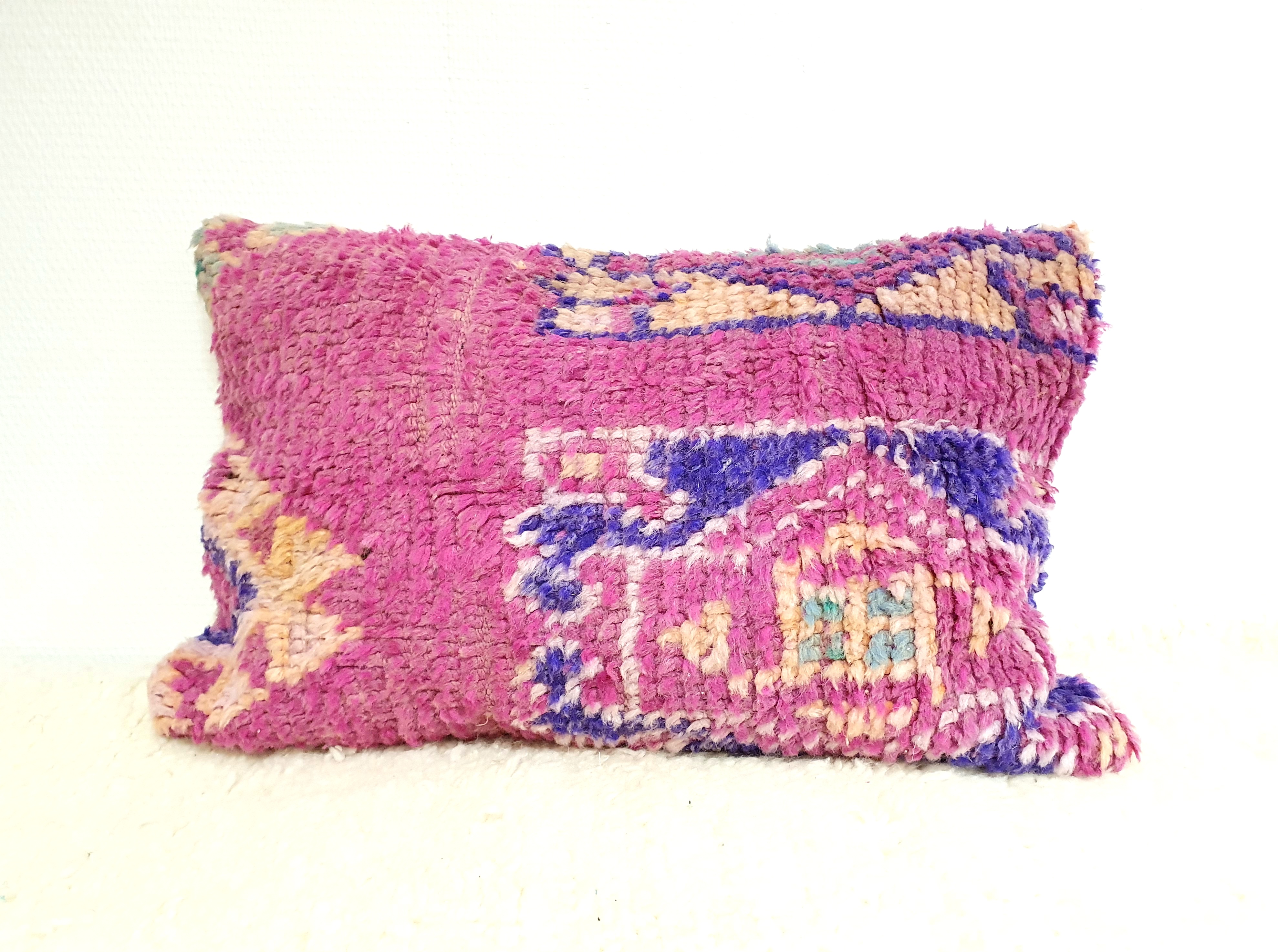 Coussin Marocain pure laine fait main à partir d'un tapi vintage avec motifs berbères