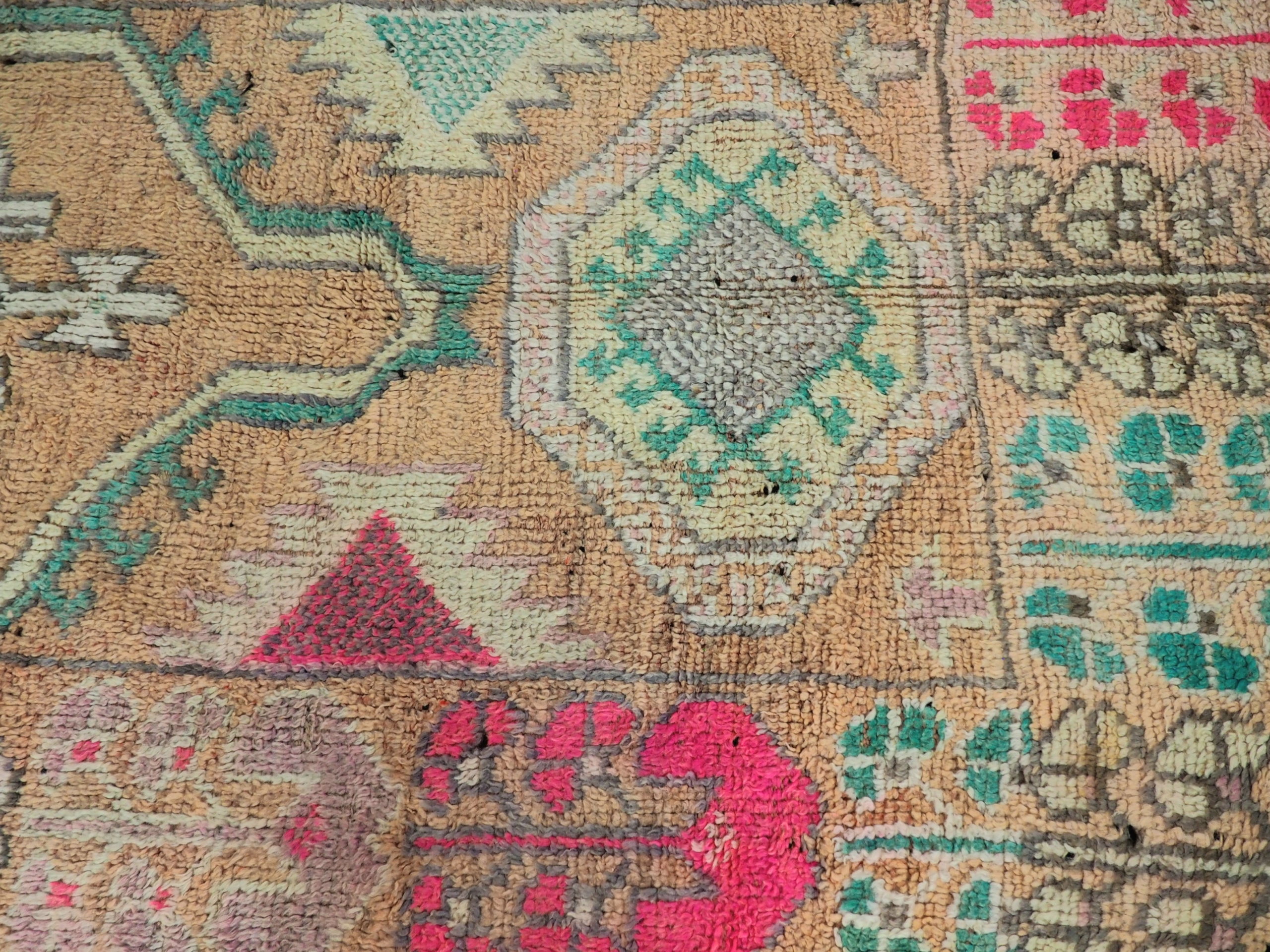Vrai tapis Berbère ancien fait main au Maroc aux couleurs passées