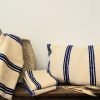 Coussin en coton fait main au Maroc écru et bleu roi