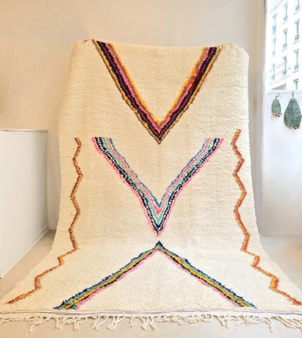 Tapis Amazigh 100% pure laine de mouton tissé main dans un style moderne