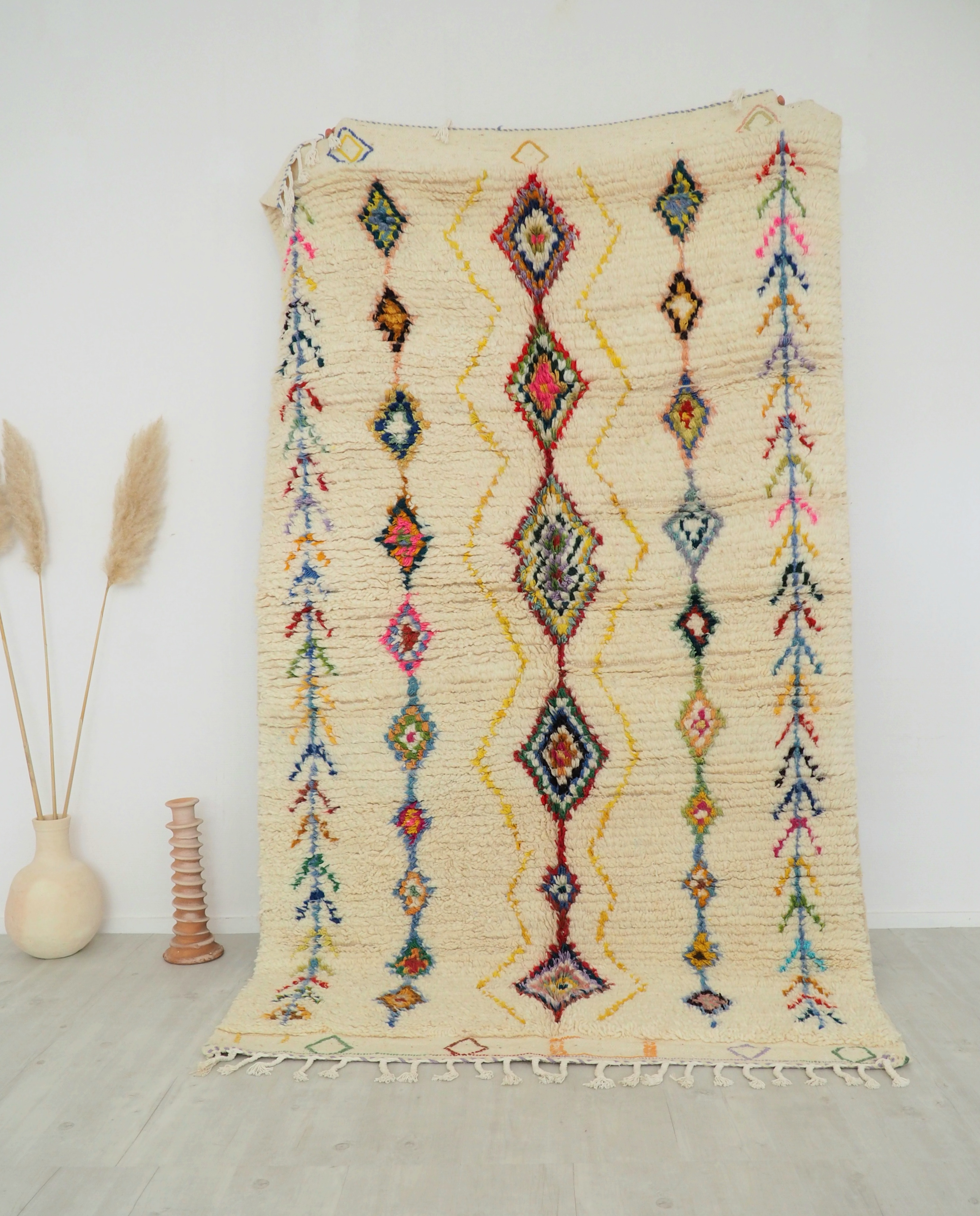 Tapis berbere Marocain fait main en pure laine écru et motifs colorés