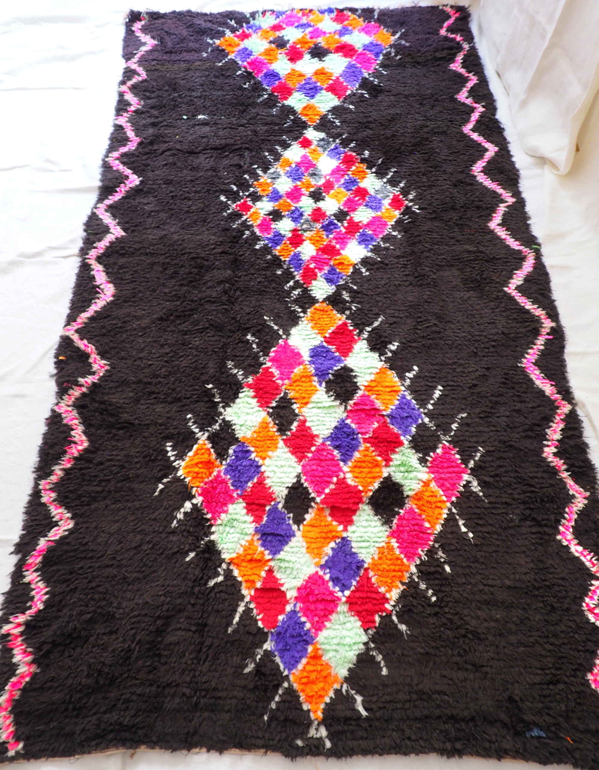 Authentique tapis artisanal Marocain aux motifs Berbères colorés