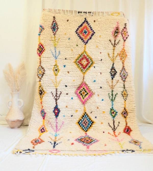 Tapis Berbère Marocain réalisé à la main 100% pure laine de mouton fond écru et motifs de couleurs vives