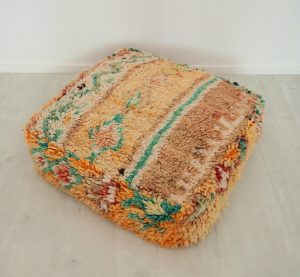 Pouf berbère Marocain fait main à partir d'un tapis ancien