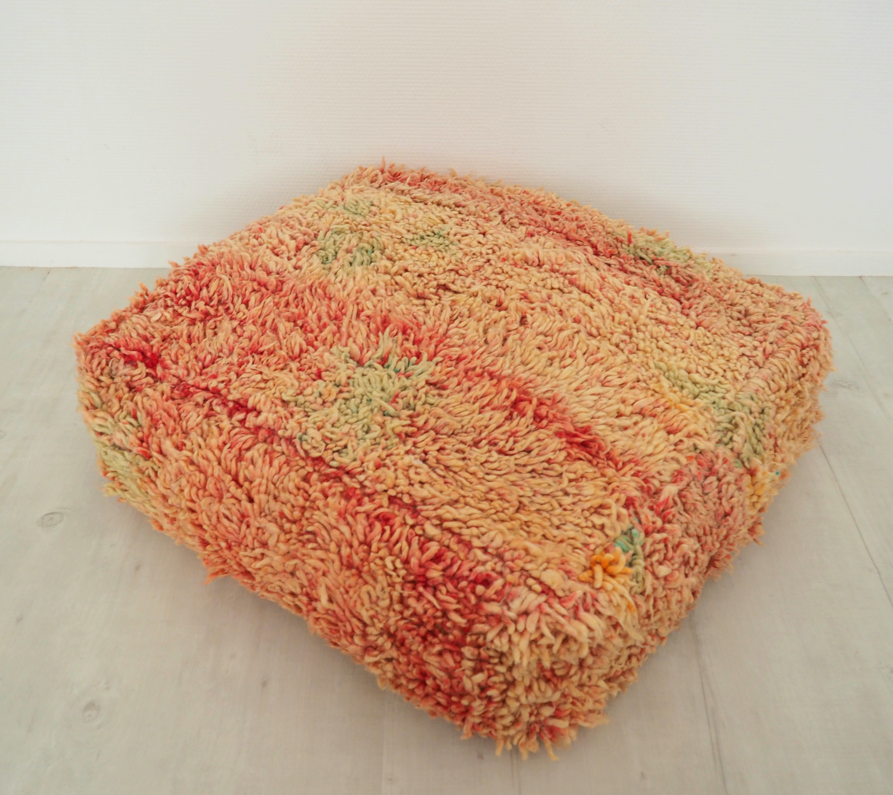 Pouf berbère Marocain en pure laine fait à partir d'un tapis vintage rose et vert